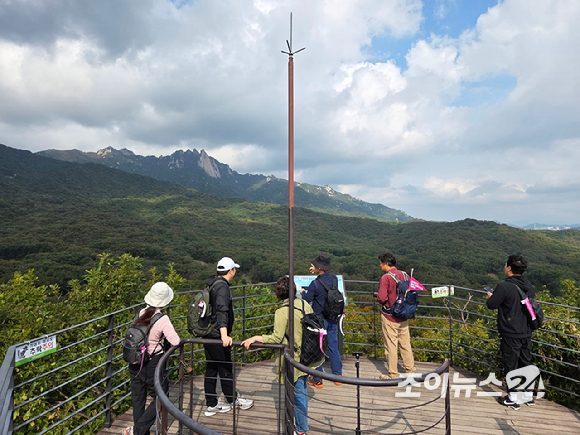 25일 오전 9시 북한산 국립공원 우이분소(백운천 휴게공간)에서 고품격 엔터테인먼트 경제지 조이뉴스24(대표 이창호)가 개최하는 '브브걸 민영과 함께 하는 팬트레킹-제12회 희망찾기 등산&middot;트레킹 교실'(이하 트레킹교실)'이 열렸다. 북한산 쌍둥이전망대에서 가을 정취를 만끽 중인 참가자들. [사진=이미영 기자]
