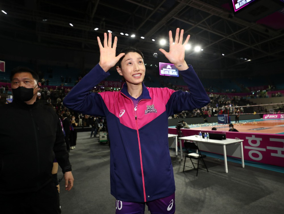 흥국생명 김연경이 2022-23시즌 V리그 6라운드 MVP에 뽑혔다. 올 시즌 개막 후 개인 4번째 라운드 MVP다. 김연경이 지난 19일 열린 현대건설과 홈 경기 종료 후 라커룸으로 들어가기 전 팬들 환호에 손을 흔들며 답하고 있다. [사진=발리볼코리아닷컴]