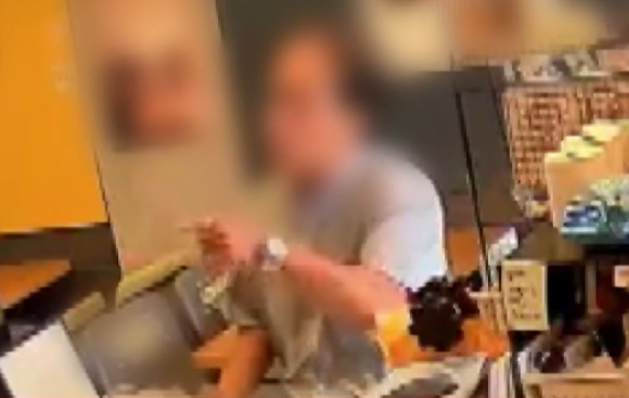 경기 남양주시 한 카페에서 아르바이트생의 얼굴에 뜨거운 커피를 던져 화상을 입힌 남성이 경찰에 붙잡혔다. [사진=JTBC 사건반장 캡처]