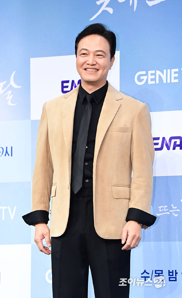 배우 정웅인이 1일 오후 서울 구로구 신도림동 더세인트에서 열린 ENA 새 수목드라마 '낮에 뜨는 달' 제작발표회에 참석하고 있다. [사진=정소희 기자]
