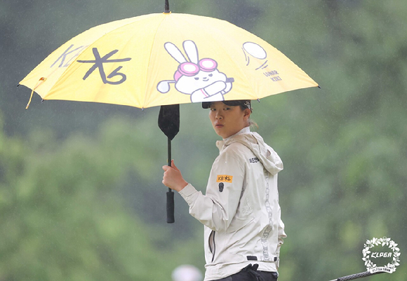 KLPGA 투어 제11회 E1 채리티오픈에서 우승을 차지한 방신실이 28일 열린 대회 최종일, 비가 오는 날씨 속에 우산을 쓰고 그린을 파악하고 있다. [사진=한국여자프로골프협회(KLPGA)]