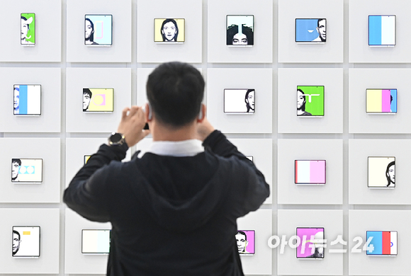 13일 서울 강남구 코엑스에서 열린 'KES 2026(한국전자전)'에서 관람객들이 삼성전자 부스를 관람하고 있다. [사진=곽영래 기자]