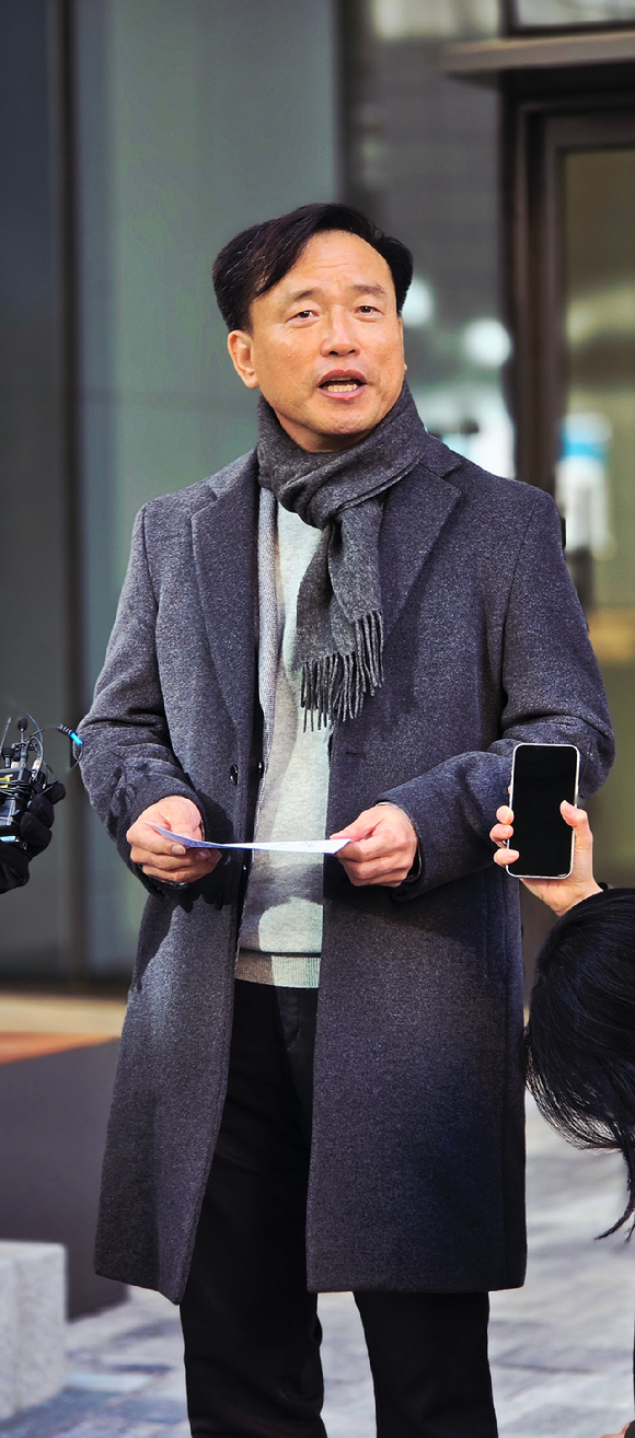 김종철 초대 방송미디어통신위원회(방미통위) 위원장 후보자가 4일 과천시 일대에 마련된 인사청문회 준비사무실로 출근하며 취재진과 만나 발언하고 있다. [사진=안세준 기자]