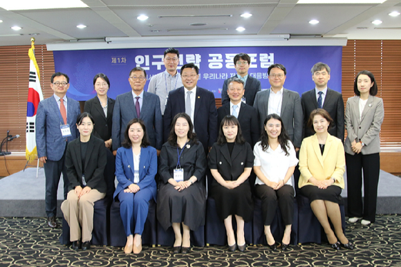 주형환 저출산고령사회위원장이 12일 한국프레스센터에서 개최된 '제1차 인구전략 공동포럼'에서 발표하고 있다. [사진=저출산고령사회위원회회]