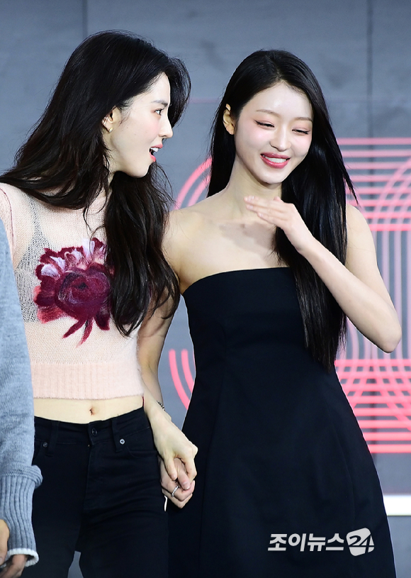 배우 한소희와 오마이걸 유아가 18일 부산광역시 해운대구 우동 영화의 전당에서 열린 제30회 부산국제영화제(BIFF) 오픈 토크 '프로젝트 Y' 행사에 참석하고 있다. [사진=정소희 기자]