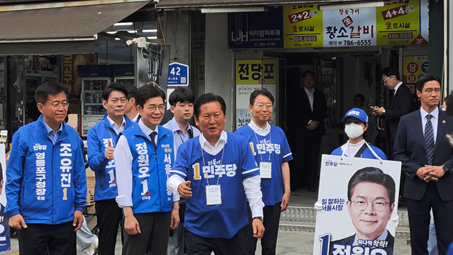 정청래 더불어민주당 대표가 26일 서울 영등포구 여의도역 5번 출구 인근에서 정원오 민주당 서울시장 후보와 함께 출근길 인사 유세 중인 모습. [사진=라창현 기자]