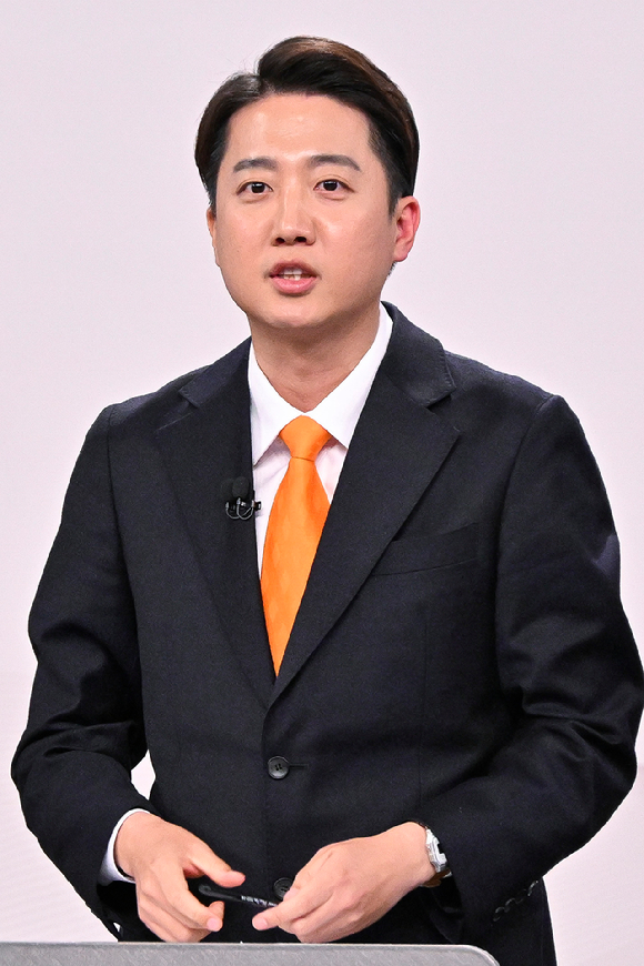 이준석 개혁신당 대선후보가 18일 서울 마포구 SBS프리즘타워에서 열린 중앙선거방송토론위원회 주관 제21대 대통령선거 후보자토론회에서 발언하고 있다. [사진=국회사진취재단]