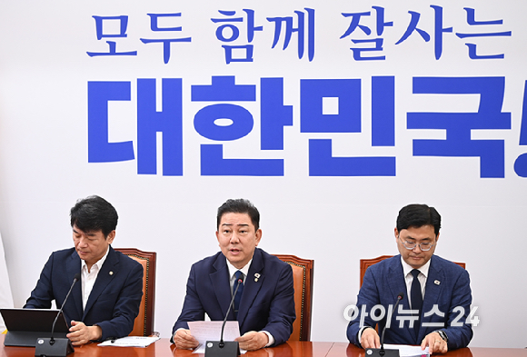 김병기 더불어민주당 대표 직무대행 겸 원내대표가 22일 오전 서울 여의도 국회에서 열린 원내대책회의에 참석해 모두 발언을 하고 있다. [사진=곽영래 기자]