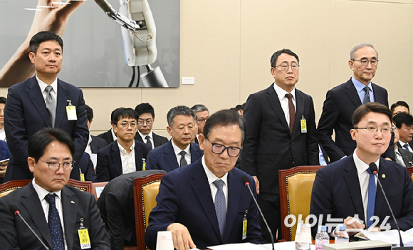 김영섭 KT 대표가 21일 서울 여의도 국회 과학기술정보방송통신위원회에서 열린 정보통신산업진흥원 등에 대한 국정감사에서 증인 선서를 하고 있다. [사진=곽영래 기자]