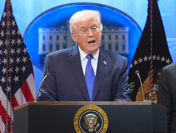도널드 트럼프 미국 대통령이 전 세계 이란 외교관들을 향해 망명을 촉구하며 "새롭고 더 나은 이란을 만드는 데 협조해 달라"고 말했다. 사진은 트럼프 대통령. [사진=AP/연합뉴스]