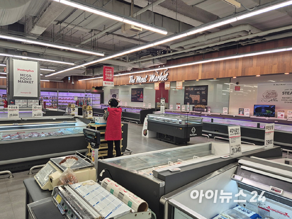 22일 서울 마포구 홈플러스 월드컵점에서 마트 고객들이 과일 선물세트 매대를 둘러보고 있다. [사진=유범열 기자]