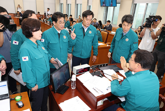 조은희 국민의힘 행안위 간사와 의원들이 18일 서울 여의도 국회에서 2024년 민생위기 극복을 위한 특별조치법안 등을 안건으로 열린 행정안전위원회 전체회의에서 신정훈 위원장에게 항의하고 있다. [사진=뉴시스]