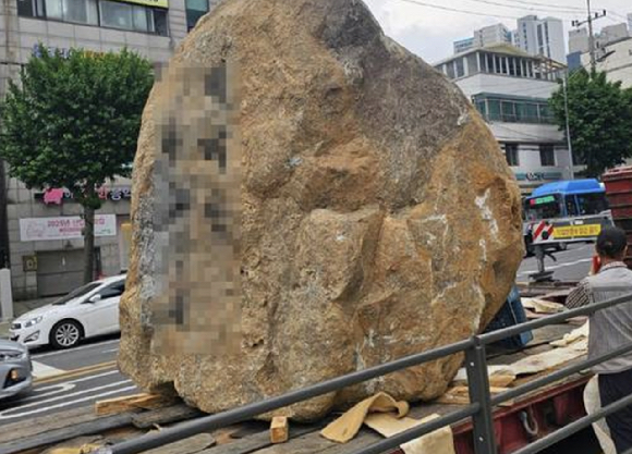동대문구 이문동 신축아파트에 설치된 조경석. [사진=온라인 커뮤니티 '블라인드' 캡처]