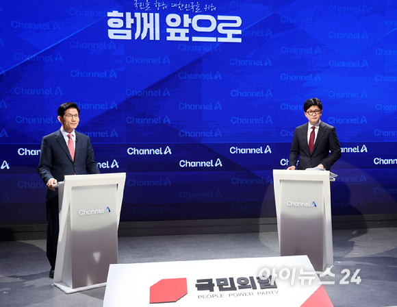 24일 오후 종로 동아미디어센터 채널A 오픈스튜디오에서 국민의힘 대선 2차 경선 진출자인 김문수, 한동훈 후보가 토론 전 대화를 하고 있다. [사진=국회사진취재단]