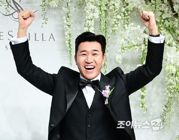 코요태 김종민이 20일 오후 서울 중구 장충동 신라호텔 영빈관에서 11살 연하 예비 신부와 결혼식을 앞두고 포토타임을 갖고 있다. [사진=정소희 기자]