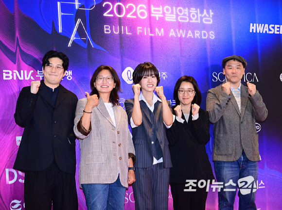 7일 부산 시그니엘 부산 그랜드 볼룸에서 열린 2026 제35회 부일영화상에 시상식에서 '세계의 주인' 윤가은 감독, 김세훈 대표, 구정아 대표, 배우 서수빈이 포토타임을 갖고 있다. [사진=정소희 기자]