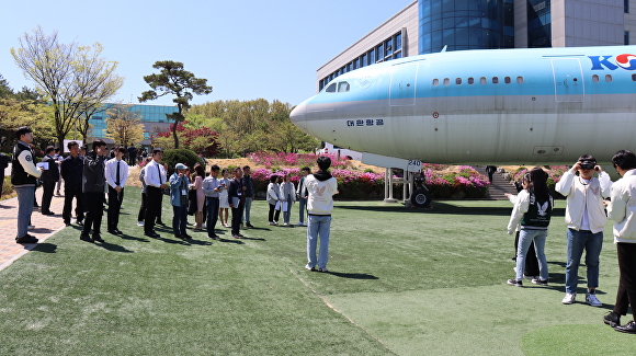 한국항공대학교 학생들이 화전마을 관계자들과 '화전에 막걸리 한 잔' 사업에 대해 설명하고 있다. [사진=고양시]