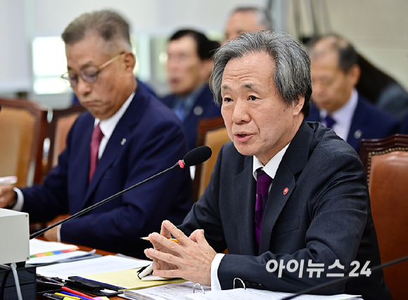 정기석 국민건강보험공단 이사장이 16일 서울 여의도 국회에서 열린 보건복지위원회의 국민건강보험공단, 건강보험심사평가원에 대한 국정감사에서 의원 질문에 답변하고 있다. [사진=곽영래 기자]