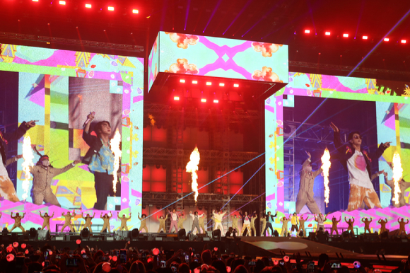 방탄소년단이 9일(현지시간) 미국 네바다주 라스베이거스 얼리전트 스타디움에서 열린 'BTS PERMISSOIN TO DANCE ON STAGE - LAS VEGAS'무대를 선보이고 있다. [사진=빅히트뮤직]