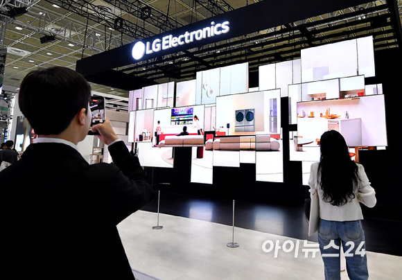 22일 서울 강남구 코엑스에서 열린 2026 월드IT쇼에서 LG전자 부스에서 관람객들이 부스를 둘러보고 있다. [사진=곽영래 기자]