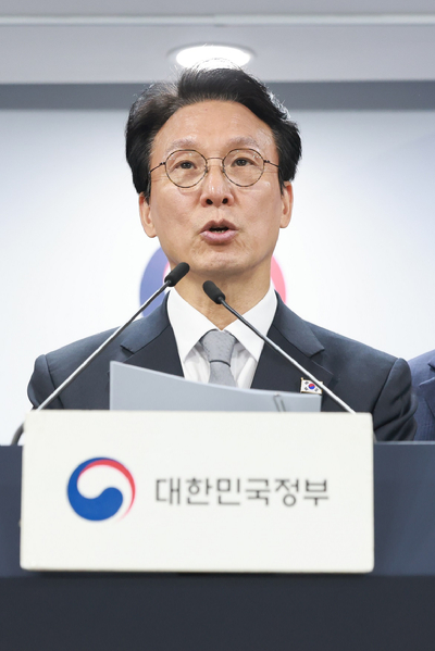 김민석 국무총리(왼쪽)가 18일 정부서울청사에서 '론스타 국제투자분쟁(ISDS) 취소 신청'과 관련해 긴급 브리핑하고 있다. [사진=연합뉴스]