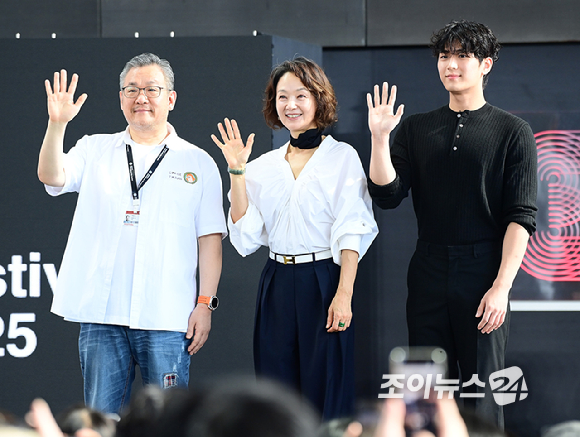 배우 배종옥과 김민철이 20일 오후 부산광역시 해운대구 우동 영화의 전당에서 열린 제30회 부산국제영화제(BIFF) '완벽한 집' 야외 무대인사 행사에 참석하고 있다. [사진=정소희 기자]