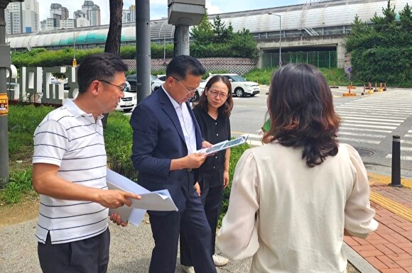 이영민 수지구청장(왼쪽 두번째)이 지난 1일 현장을 찾아 불편 사항에 대해 점검하고 있다. [사진=용인특례시 수지구]