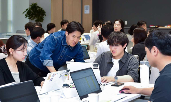 LG화학 임직원들이 AI 활용 교육에 참여해 개인 맞춤형 AI 에이전트를 개발하고 있다. [사진=LG화학]