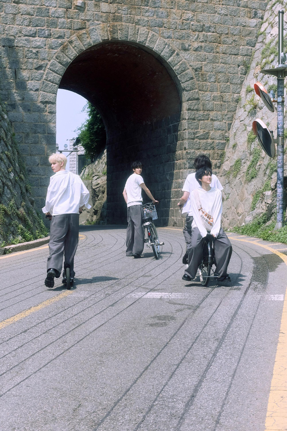 AxMxP의 데뷔 앨범이자 정규 1집 'AxMxP'의 첫 번째 콘셉트 포토 [사진=FNC엔터테인먼트]