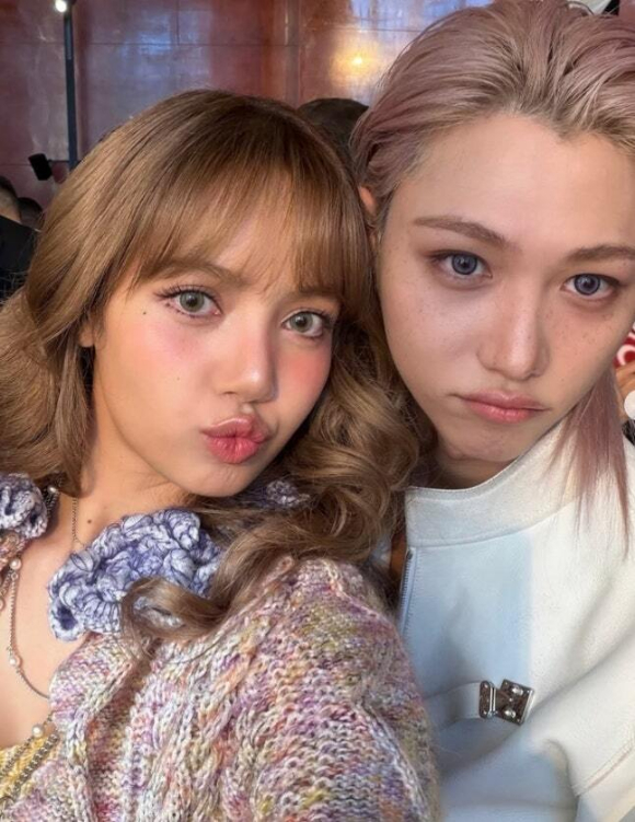 리사X필릭스, 장꾸미 넘치는 투샷...탈인간계 미모 &apos;깜짝&apos;