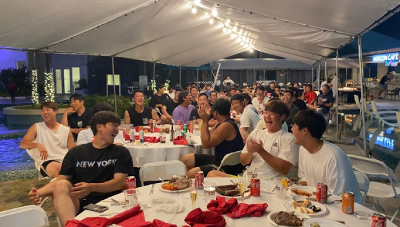 래리 서튼 롯데 자이언츠 감독이 11일 열린 SSG 랜더스와 홈 경기에 앞서 타격 연습 중인 선수들을 위해 손수 배팅볼을 던지고 있다. [사진=롯데 자이언츠]