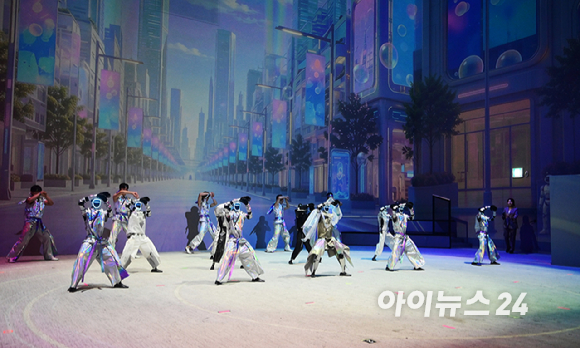 21일 오후 서울 강동구 고덕동에 위치한 로봇복합문화공간 'GALAXY ROBOT PARK'(갤럭시 로봇 파크) 그랜드 오픈 기자간담회가 열렸다. 로봇 아레나에서 로봇과 배우들이 공연을 선보이고 있다. [사진=정소희 기자]