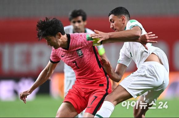 한국 손흥민이 2일 오후 서울월드컵경기장에서 진행된 '2022 카타르 월드컵' 아시아 지역 최종예선 A조 1차전 대한민국과 이라크의 경기에서 몸싸움을 하고 있다.