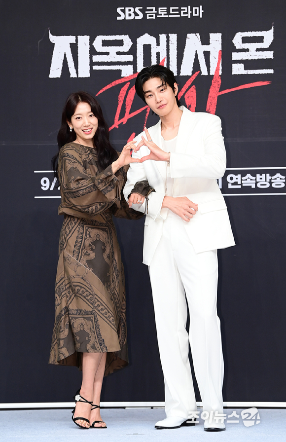 배우 박신혜와 김재영이 19일 오후 서울 양천구 목동 SBS 사옥에서 진행된 SBS 금토드라마 '지옥에서 온 판사' 제작발표회에 참석하고 있다. [사진=정소희 기자]