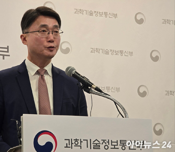 13일 오후 유상임 과학기술정보통신부 장관과 이동통신 3사 최고경영자(CEO) 간 간담회가 종료된 이후 류제명 과기정통부 네트워크정책실장이 백브리핑을 진행하고 있다. [사진=안세준 기자]