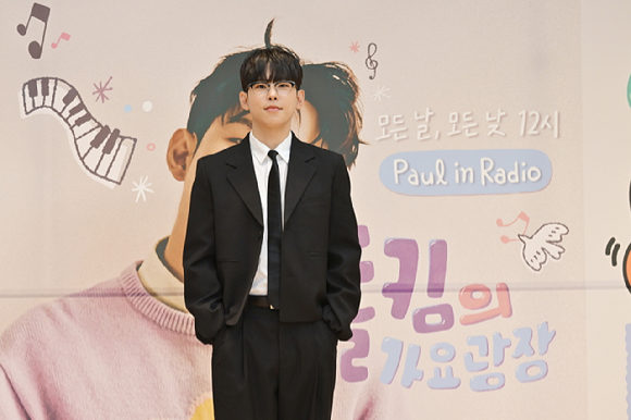 가수 폴킴이 KBS라디오 개편 기자간담회에서 포즈를 취하고 있다. [사진=KBS]