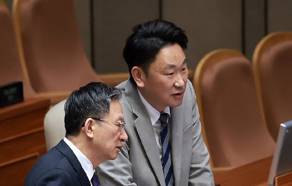 더불어민주당 곽상언 의원(오른쪽)과 정성호 법무부 장관이 지난 2월 임시국회 본회의에서 대화하고 있다. [사진=곽 의원 SNS 캡쳐]