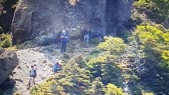 한라산국립공원에 탐방로를 벗어난 무단입산자들이 불법으로 등반하고 있다 [사진=한라산국립공원관리소]
