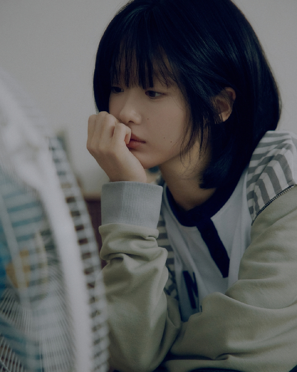 가수 한로로가 패션 브랜드 화보 촬영에서 포즈를 취하고 있다. [사진=어센틱]