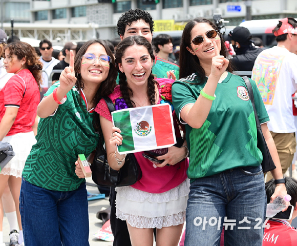2026 북중미 월드컵 조별리그 A조 2차전 대한민국 대 멕시코의 경기가 0-1 한국의 패배로 끝났다. 19일 서울 종로구 광화문광장에 거리응원을 나선 시민들이 모습들. [사진=정소희 기자]