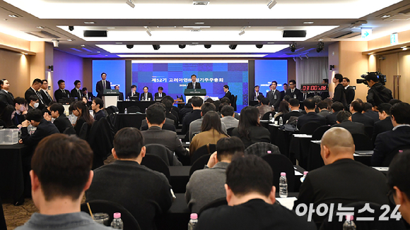 지난 24일 오전 서울 중구 코리아나호텔에서 열린 제 52기 고려아연 정기 주주총회가 중복위임장 문제로 지연되고 있다. [사진=곽영래 기자]