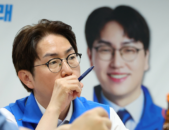 더불어민주당 하정우 부산 북구갑 국회의원 보궐선거 후보가 19일 오전 부산 북구 선거사무소에서 부산 AI기업 간담회를 갖고 있다. 2026.5.19 [사진=연합뉴스]