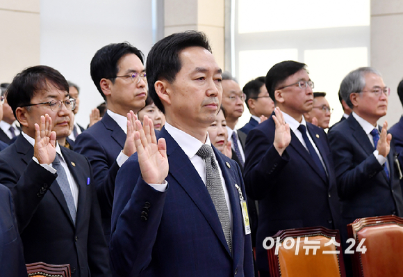 김지용 중대범죄수사청장이 26일 국회 행정안전위원회에서 열린 행정안전부, 중앙선거관리위원회 등에 대한 국정감사에서 증인 선서를 하고 있다. [사진=곽영래 기자]
