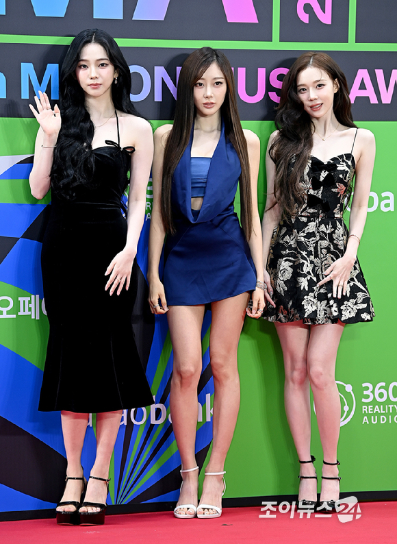 그룹 에스파가 20일 서울 구로구 고척돔에서 열린 '2025 멜론뮤직어워드(MMA2025)' 레드카펫에서 포즈를 취하고 있다.