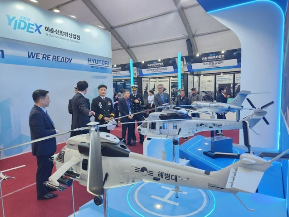 1일 경남 창원 해군사관학교에서 열린 '2026 이순신 방위산업전(YIDEX)'에서 KAI 관계자가 전시물을 설명하고 있다. [사진=KAI]