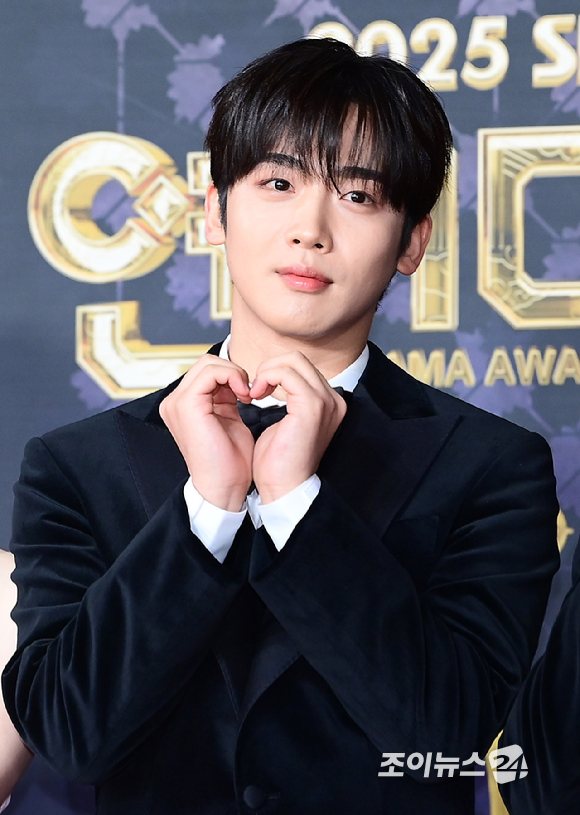 '트라이' 배우 김요한이 31일 오후 서울 마포구 상암동 SBS 프리즘타워에서 열린&nbsp;2025 SBS 연기대상&nbsp;레드카펫 행사에 참석하고 있다. [사진=정소희 기자]