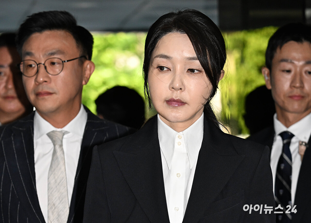 자본시장과 금융투자업에 관한 법률 위반, 정치자금법 위반, 특정범죄 가중처벌 등에 관한 법률 위반(알선수재) 등의 혐의를 받는 윤석열 전 대통령 부인 김건희 씨가 12일 오전 서울 서초구 서울중앙지법에서 열린 구속 전 피의자 심문(영장실질심사)에 출석하고 있다. [사진=사진공동취재단]