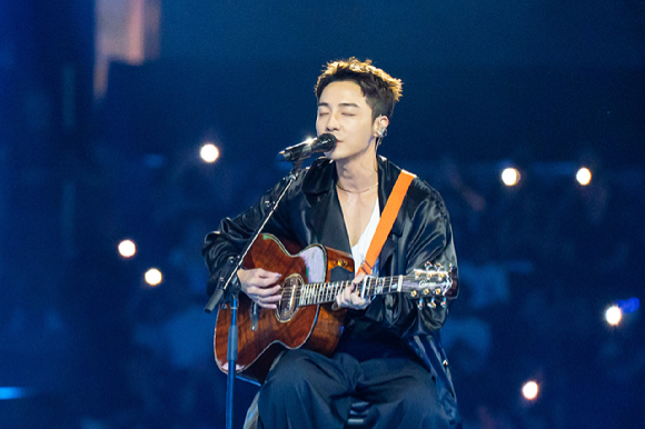 가수 로이킴이 지난 1일(현지시간)부터 3일까지 미국 로스앤젤레스 크립토닷컴 아레나에서 열린 K-팝 팬&아티스트 페스티벌 '케이콘 엘에이 2025(KCON LA 2025)' 무대에서 열띤 공연을 펼치고 있다. [사진=CJ ENM]