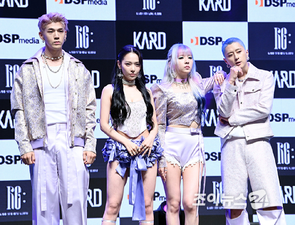 혼성그룹 카드가 22일 오후 서울 마포구 연세대학교 백주년기념관에서 열린 카드(KARD) 다섯 번째 미니앨범 'Re:' 쇼케이스에 참석해 포즈를 취하고 있다. [사진=정소희 기자]