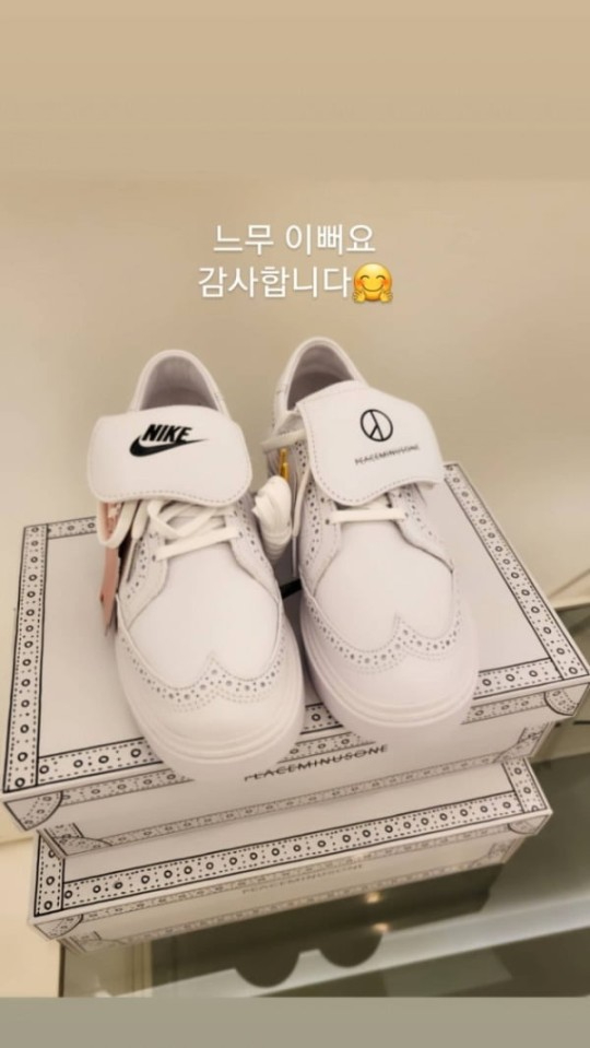 배우 성유리가 선물 받은 신발을 공개했다.  [사진=성유리 인스타그램]